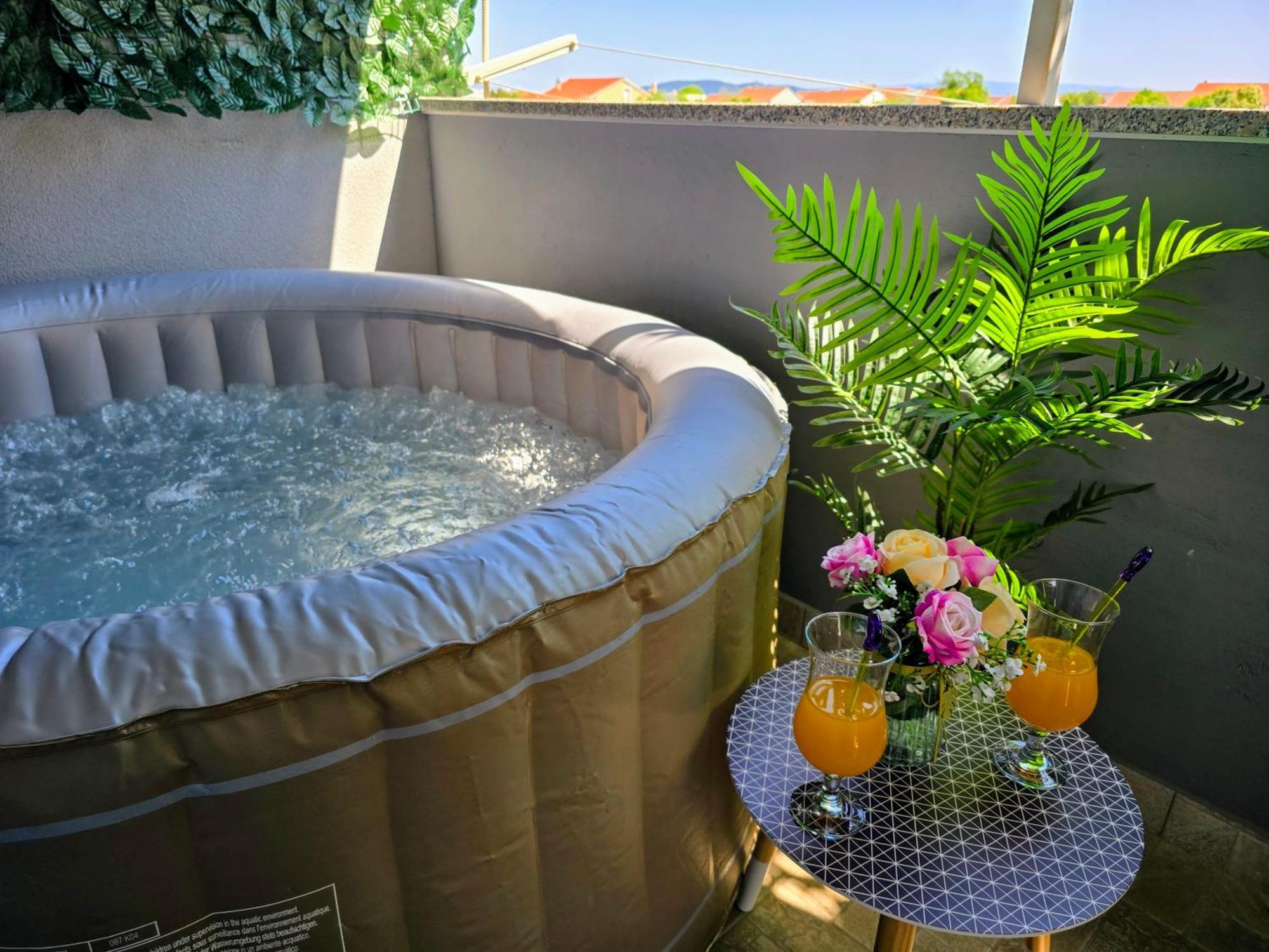 Apartment Blanca With Jacuzzi,Terase And Private Parking Kaštela Eksteriør bilde